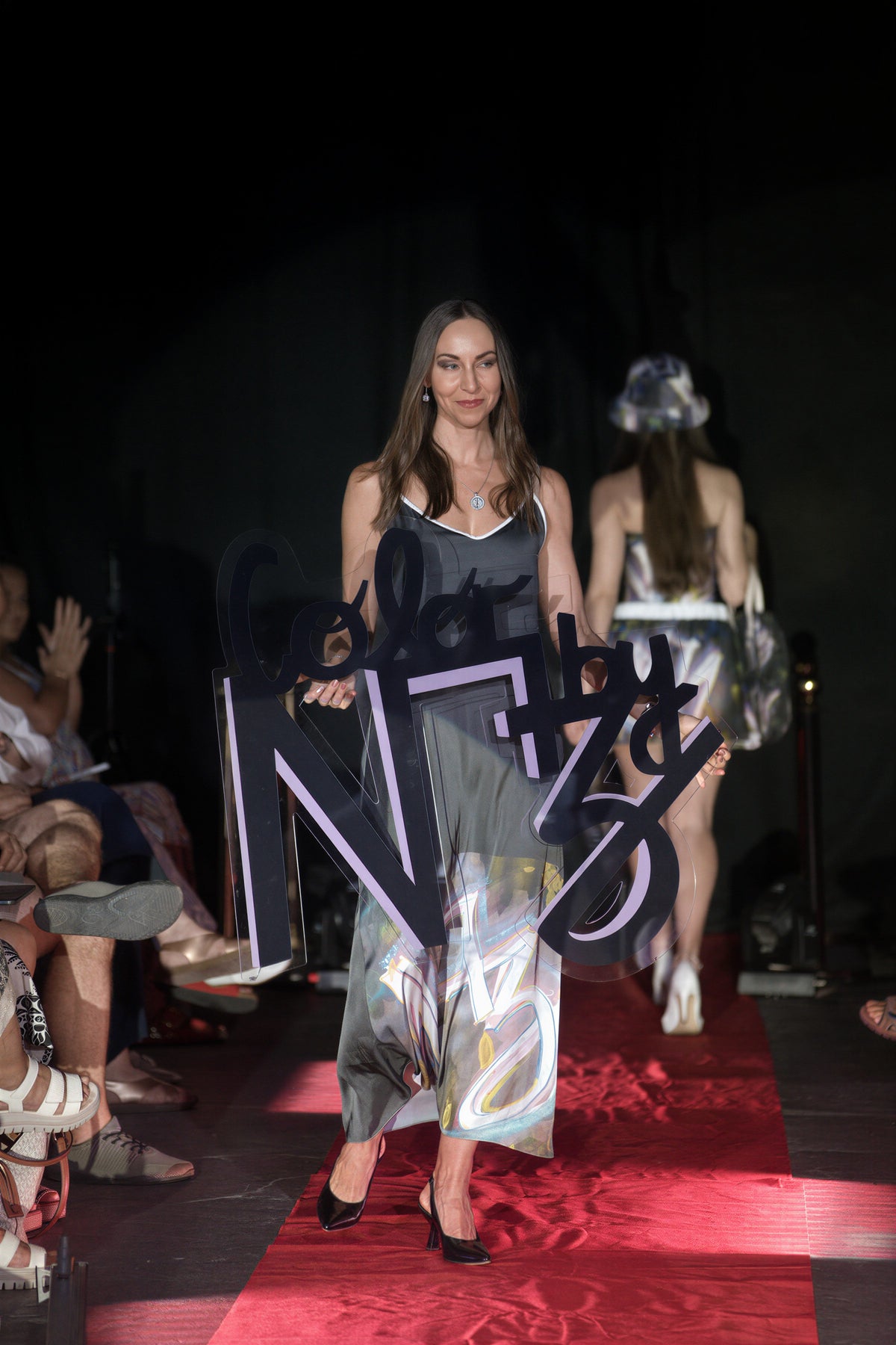 Video laden: Naz goes Fashion – Die erste Fashion ShowAm 05. Juli 2026 wurde aus einer Vision Wirklichkeit. Mit Naz goes Fashion präsentierte Naz erstmals ihre eigene Fashion Show – mit 11 einzigartigen Kollektionen, entstanden aus ihren original gemalten Kunstwerken.Was einst auf Leinwand begann, wurde zu tragbarer Kunst. Unter dem Motto "Art to Go" verwandelten sich die Kunstwerke in ausdrucksstarke Fashion-Pieces, die voller Farbe, Kreativität und Persönlichkeit über den Laufsteg getragen wurden.Mit Stolz, Freude und Begeisterung präsentierten 11 Models die Kollektionen und machten diesen Abend zu einem unvergesslichen Erlebnis. Jeder Schritt auf dem Laufsteg erzählte die Geschichte einer Künstlerin, die den Mut hatte, ihre Kunst auf eine ganz neue Weise erlebbar zu machen.Nimm dir einen Moment Zeit, lehne dich zurück und begleite uns auf dieser besonderen Reise. Tauche ein in die Welt von Naz und erlebe, wie aus Kunst Mode wird – aus einer Idee eine Kollektion und aus einer Vision ein einzigartiges Erlebnis.Willkommen in der Welt von Naz – wo Kunst getragen wird.